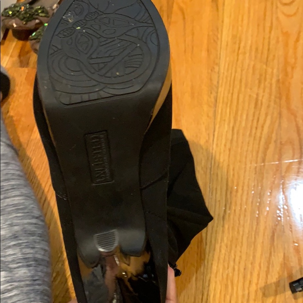 BLACK HEELS - Picture 2 of 3